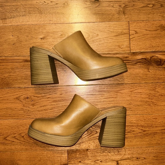 Universal Thread Clogs - Picture 3 of 9